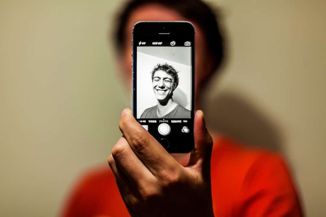 Créateur filmant une vidéo UGC pour Meta Ads au smartphone
